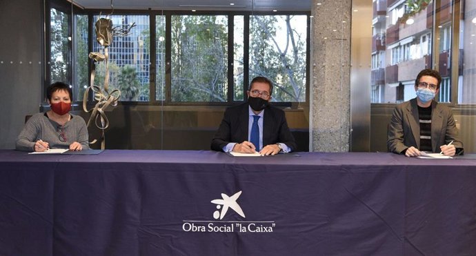 La presidenta del patronato de Projecte Home Catalunya, Conxita Solé, el director general de la Fundación La Caixa, Antonio Vila y el director de Projecte Home Catalunya Oriol Esculies