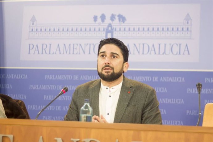 El parlamentario de Adelante Andalucía Ismael Sánchez, en rueda de prensa.