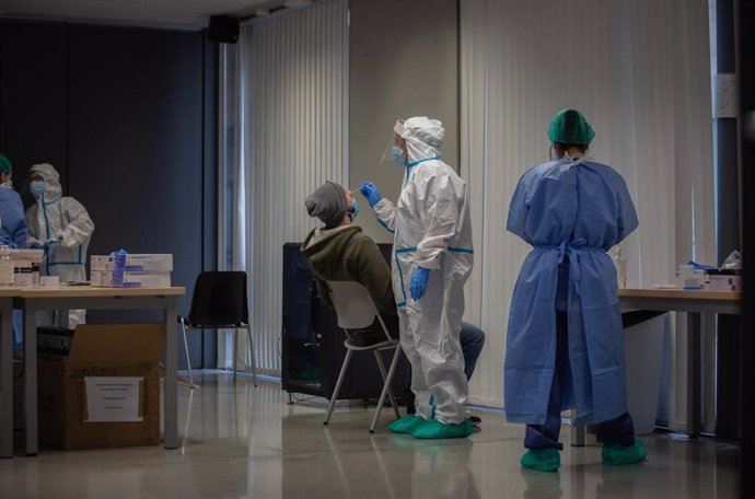 Un hombre recibe una prueba PCR en una imagen de archivo.