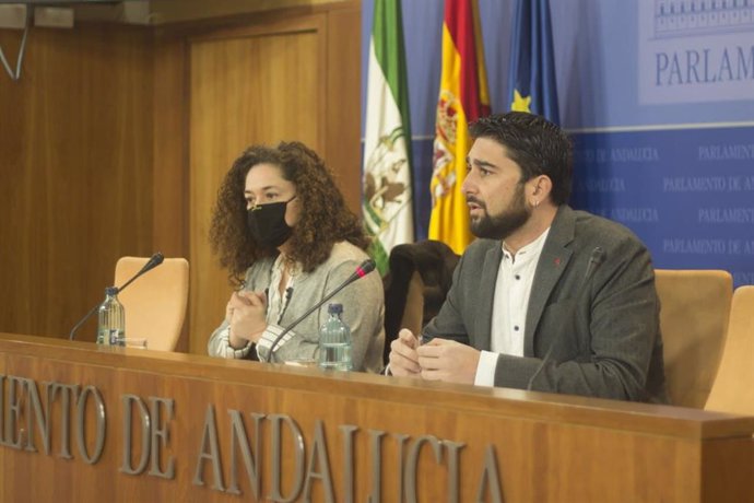 La portavoz parlamentaria de Adelante Andalucía, Inmaculada Nieto, y el diputado de Adelante Ismael Sánchez, en rueda de prensa.