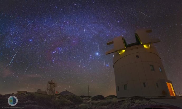 Gemínidas sobre el Observatorio del Teide la noche del 14 de diciembre de 2012. En primer plano se muestra el Telescopio OGS (ESA). Centrada en la imagen la constelación de Orión y el objeto más brillante es el Planeta Júpiter