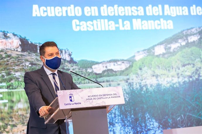 El presidente de C-LM, Emiliano García-Page, tras la firma del acuerdo de la Mesa del Agua en la región