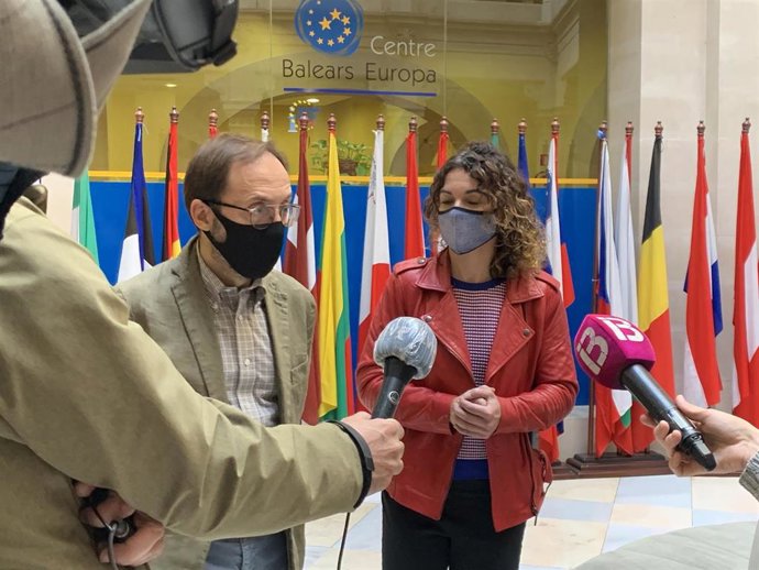 La consellera de Hacienda y Relaciones Exteriores, Rosario Sánchez, y el portavoz de Més per Menorca, Josep Castells, en una rueda de prensa después de firmar un acuerdo para incrementar la partida de los presupuestos autonómicos destinada a Menorca