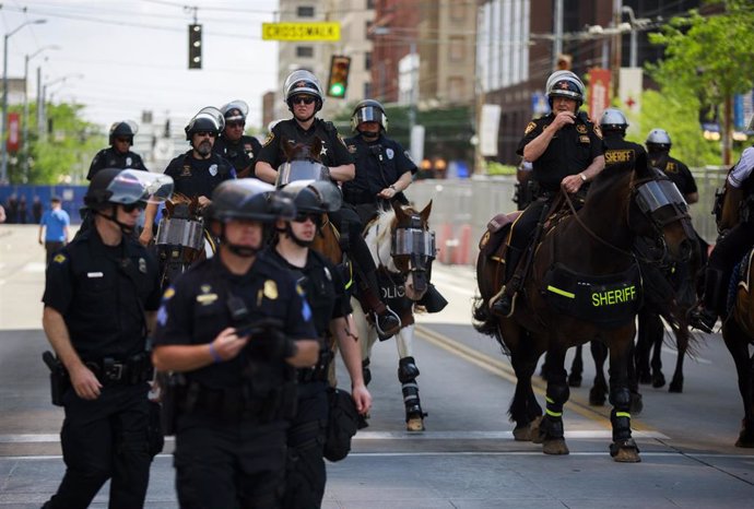 Policías desplegados en la localidad de Dayton, en el estado de Ohio