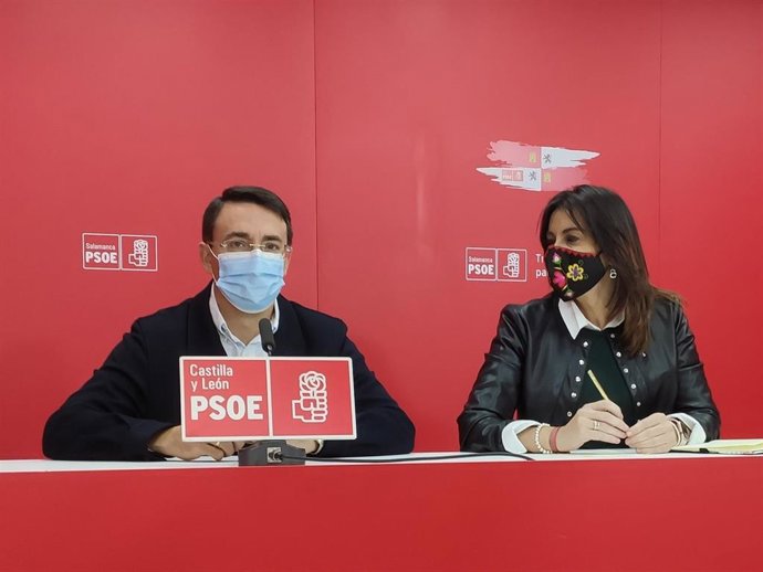 Fernando Pablos (I) y Ana Sánchez (D) durante la rueda de prensa en Salamanca.
