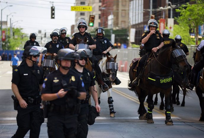 25 May 2019, US, Dayton: Mounted police secure the area around a rally by the white supremacist group KKK and a counter protest by the anti-fascist movement ANTIFA. Photo: Jeremy Hogan/SOPA Images via ZUMA Wire/dpa
