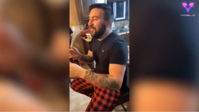 Familia sorprende a su cuñado vistiendo el mismo pantalón que suele ponerse cuando está en casa