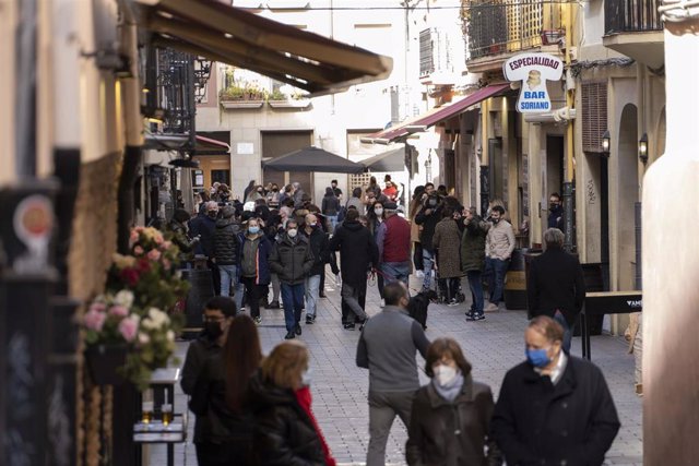 Ambiente en una calle de Logroño durante el primer día de reapertura de la hostelería en la ciudad, en Logroño (España), a 29 de noviembre de 2020. 