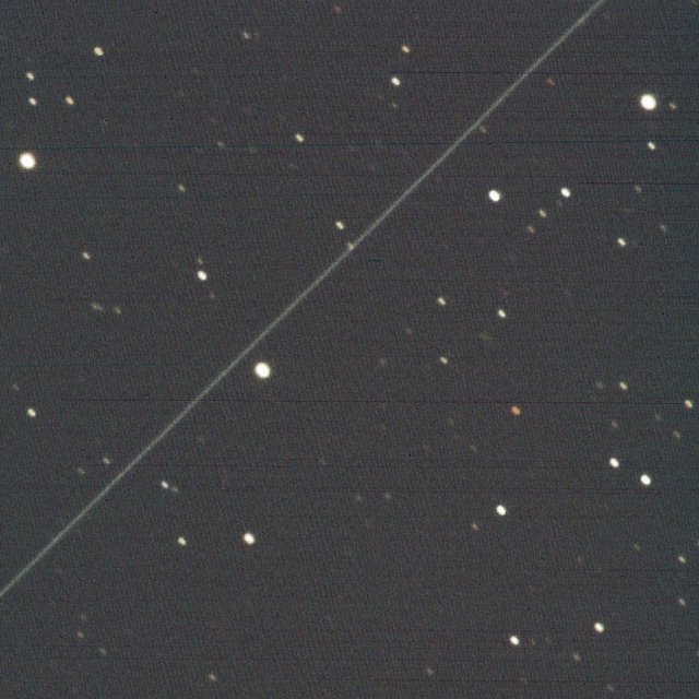 El rastro de un satélite Starlink (la línea de la parte superior derecha a la inferior izquierda) capturado por el Telescopio Murikabushi el 10 de abril de 2020.