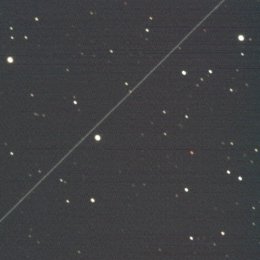 El rastro de un satélite Starlink (la línea de la parte superior derecha a la inferior izquierda) capturado por el Telescopio Murikabushi el 10 de abril de 2020.