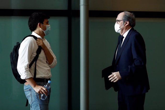 El portavoz de Más Madrid en la Asamblea regional, Pablo Gómez (i), conversa con el portavoz socialista Ángel Gabilondo (d), durante una nueva sesión de control en la Asamblea de Madrid, en Madrid (España), a 4 de mayo de 2020.