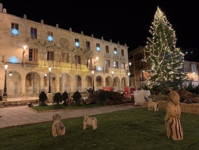 Nacimiento instalado por el Ayuntamiento de Soria elaborado con madera y figuras talladas con motosierra.