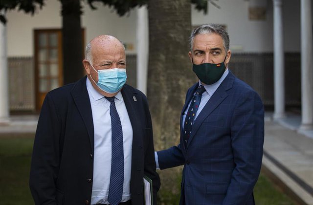 El consejero de Salud y Familias, Jesús Aguirre (i), junto al consejero de Presidencia, Elías Bendodo (d), en una foto de archivo.