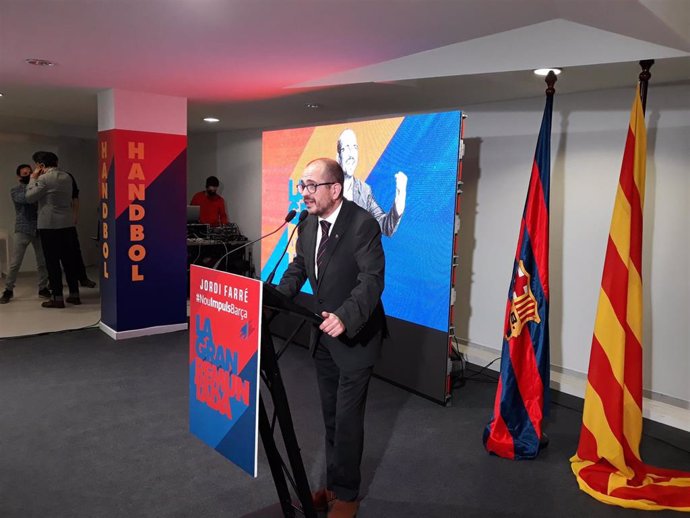El precandidato a la presidencia del FC Barcelona Jordi Farré en la inauguración de su sede electoral, situada en la calle Numncia número 63 de Barcelona