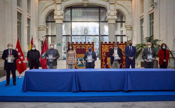Firman del Plan de Empleo de la Ciudad de Madrid 2020-23, en el Palacio de Cibeles