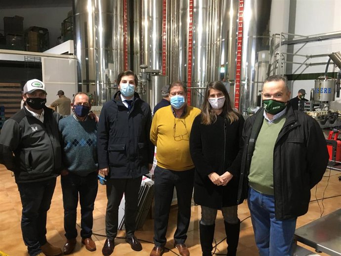 La delegada (2 dcha.) con responsables de la cooperativa Nuestra Señora del Rosario de Nueva Carteya.