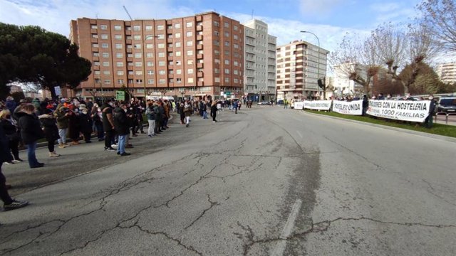 Cabeza de la manifestación en la glorieta de Bilbao, a las puertas de la Delegación de la Junta.