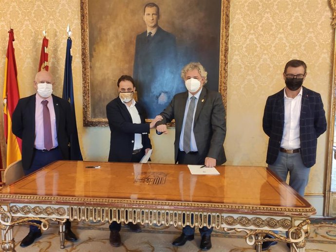 Juan José Sánchez, Fernando Castaño. Eduardo Íscar y Gerardo Bueno, de izquierda a derecha, en la presentación del acuerdo en el Ayuntamiento de Salamanca.