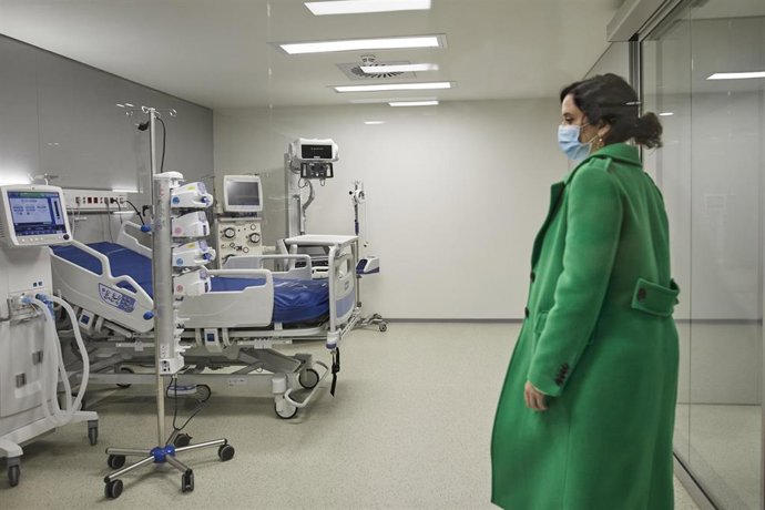 La presidenta de la Comunidad de Madrid, Isabel Díaz Ayuso, durante la inauguración del Hospital Isabel Zendal