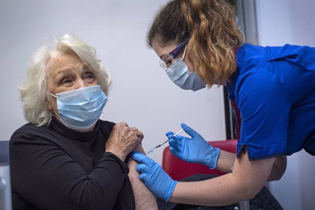 08 December 2020, England, London: A woman receives the first of two Pfizer/BioNTech Covid-19 vaccine jabs at Guy's Hospital in London, on the first day of the largest immunisation programme in the UK's history. Photo: Victoria Jones/PA Wire/dpa