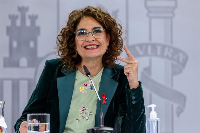 La ministra portavoz y de Hacienda, María Jesús Montero, comparece en rueda de prensa tras el Consejo de Ministros celebrado en Moncloa (Madrid), a 1 de diciembre de 2020. La reunión se ha producido mientras en el Congreso se debate la fase final del Pr
