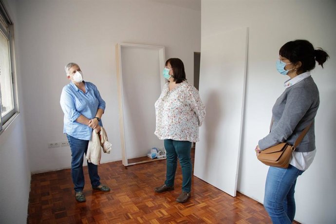La presidenta del IASS, Marian Franquet (c), en una visita al centro residencial para personas con daño cerebral adquirido