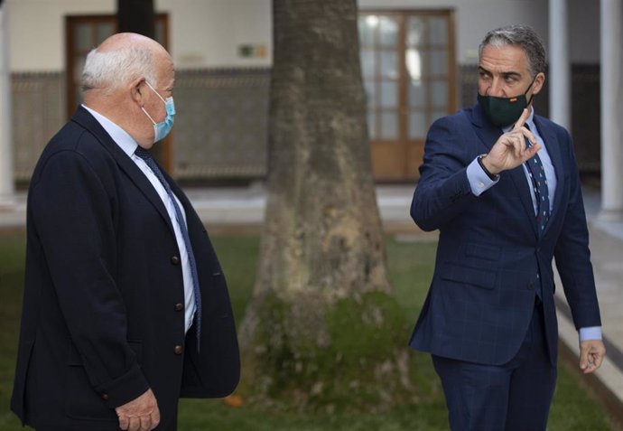 El consejero de Salud y Familias, Jesús Aguirre (i), junto al consejero de Presidencia, Elías Bendodo (d), en imagen de archivo