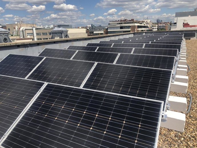 Paneles solares de Cesce.