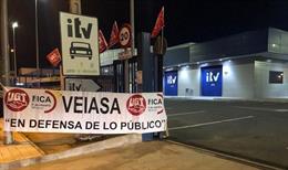 Imagen de este miércoles de una estación de ITV cerrada con una pancarta de UGT-A con la convocatoria de huelga.