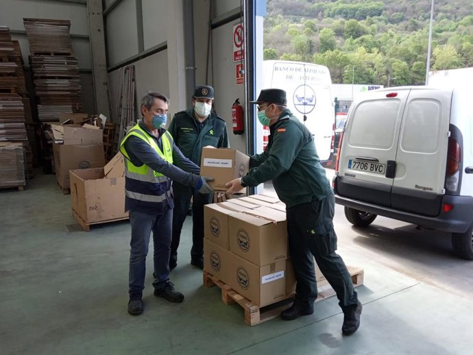La Guardia Civil entrega comida a la Fundación Banco de Alimentos de Asturias