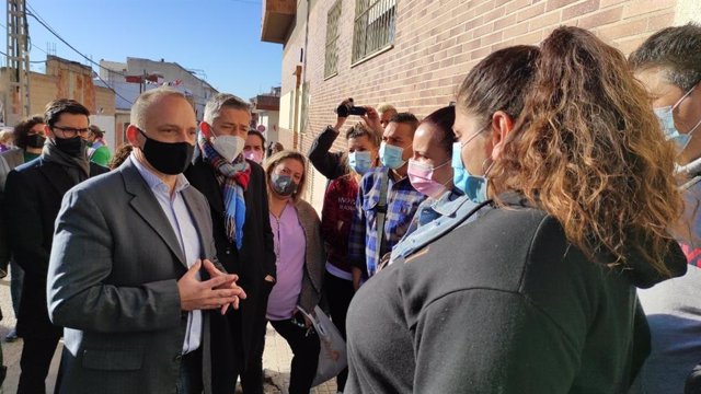 Visita a las 31 familias que iban a ser desahuciadas en la Pobla de Vallbona