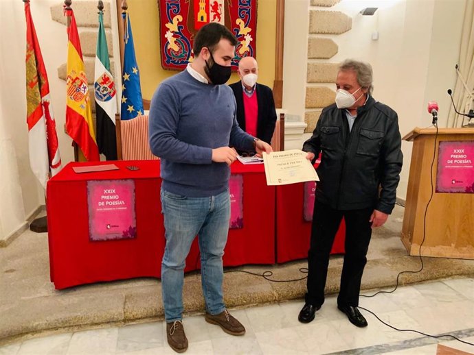 El alcalde de Cáceres, Luis Salaya, entrega el Premio de Poesía 'Cáceres Patrimonio de la Humanidad' a Pablo José Conejo, ganador de la vigésimo novena edición del certamen