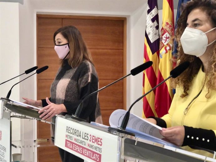 La presidenta Francina Armengol y la consellera Pilar Costa en un instante de la rueda de premsa.