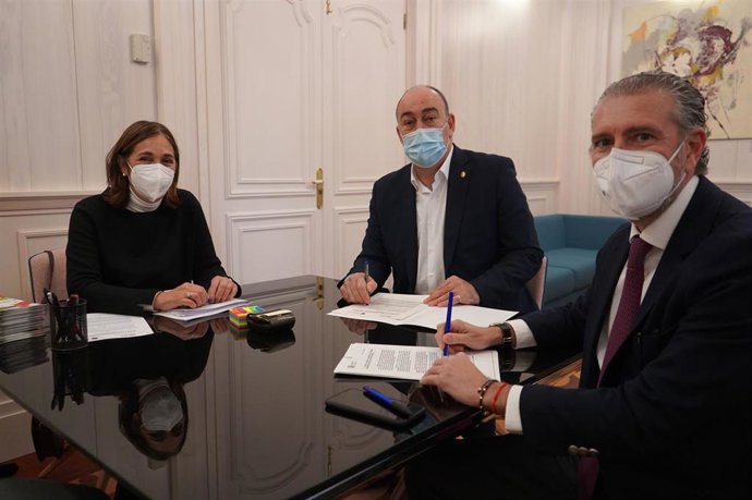 El presidente de Diputación, Miguel Ángel de Vicente, junto al presidente de FES, Andrés Ortega y la gerente Beatriz Escudero.