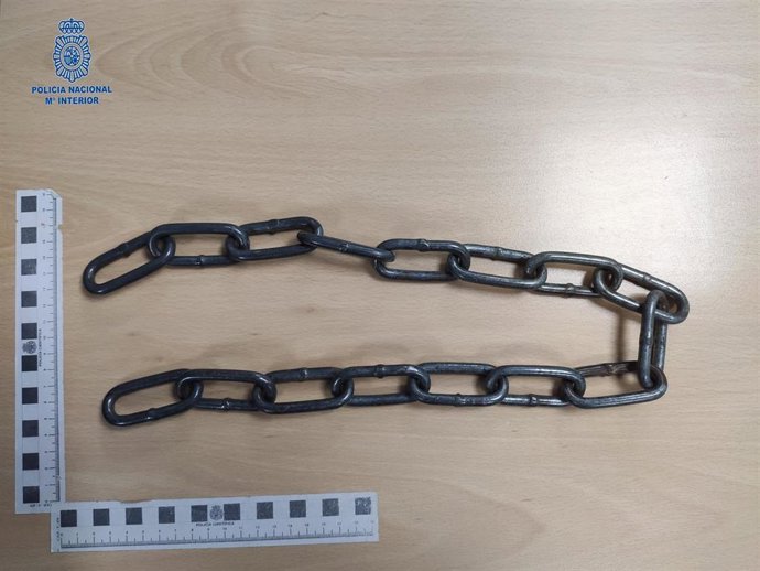 Cadena de grandes dimensiones intervenida a la arrestada.