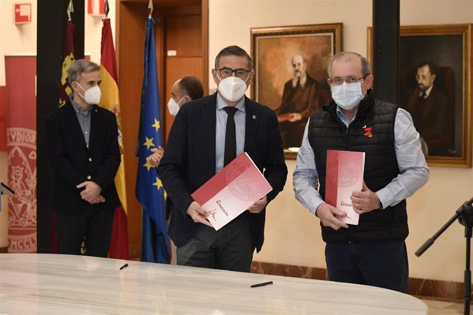 El rector de la Universidad de Murcia, José Luján, y el consejero delegado de 'El Dulze Growers', José Ángel Sánchez, firman un acuerdo para crear la Cátedra Universitaria en Industria Inteligente