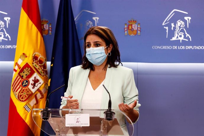 La portavoz del PSOE en el Congreso de los Diputados, Adriana Lastra, en una rueda de prensa