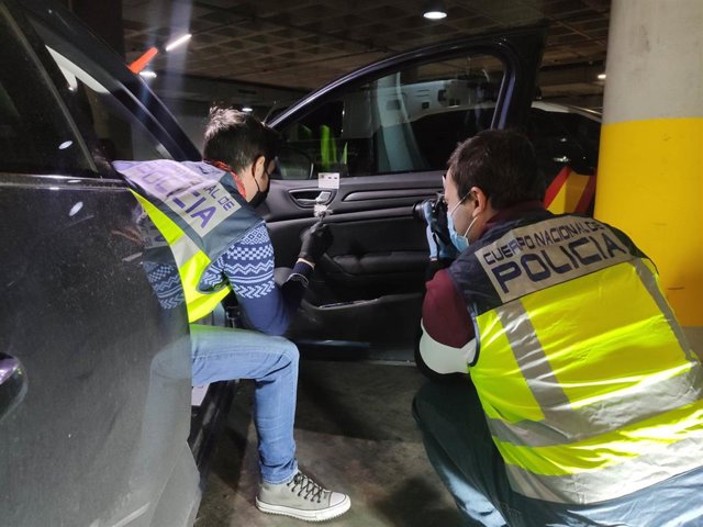 Inspección del vehículo donde supuestamente se cometió la segunda agresión