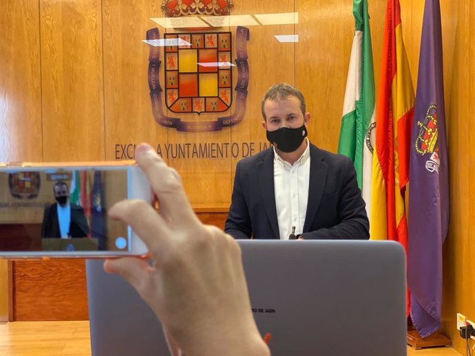 El alcalde de Jaén, Julio Mollán, durante la rueda de prensa