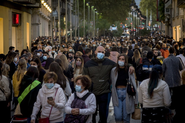 03 October 2020, Spain, Barcelona: People are seen wearing face masks to prevent the spread of coronavirus as they walk down Portal del Angel shopping street in Barcelona. Photo: Jordi Boixareu/ZUMA Wire/dpa