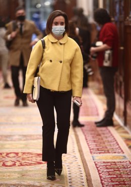 La portavoz del PP en el Congreso de los Diputados, Cuca Gamarra, llega a la Cámara Baja para una sesión plenaria, en Madrid (España), a 1 de diciembre de 2020. El Pleno afronta desde ayer la fase final del debate del proyecto de Presupuestos Generales 
