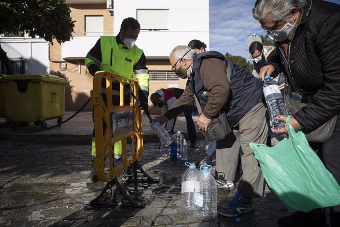 Vecinos recogen aguas embotelladas en el pueblo sevillano de Marchena
