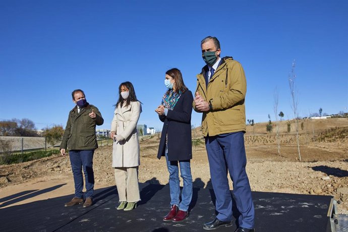 El delegado de Desarrollo Urbano, Mariano Fuentes; la vicealcaldesa, Begoña Villacís; la portavoz de Más Madrid, Rita Maestre, y el portavoz municipal de Vox, Javier Ortega Smith, en el acto de plantación del árbol homenaje a las víctimas de la COVID-19