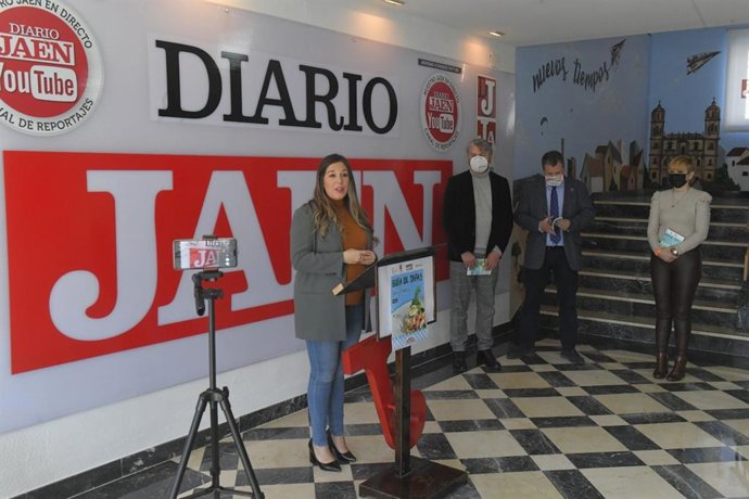 La delegada de Turismo, Raquel Morales, durante la presentación de la guía