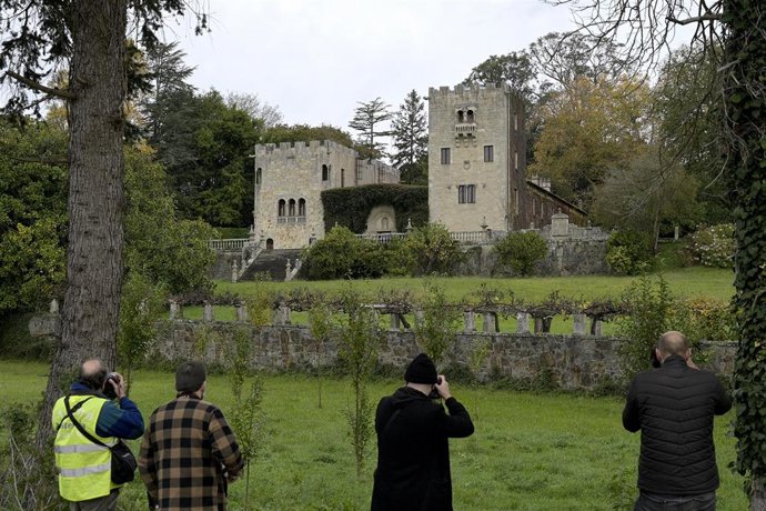 Varios fotógrafos realizan imágenes del Pazo de Meirás el día en que ha comenzado realizarse el inventario de bienes de la finca, en Sada.