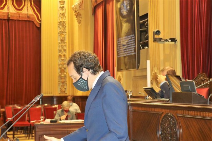 El conseller de Movilidad y Vivienda, Marc Pons, durante su intervención en el pleno del Parlament.