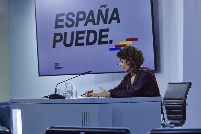 La ministra portavoz y de Hacienda, María Jesús Montero, comparece en rueda de prensa tras el Consejo de Ministros celebrado en Moncloa, Madrid (España), a 9 de diciembre de 2020. 