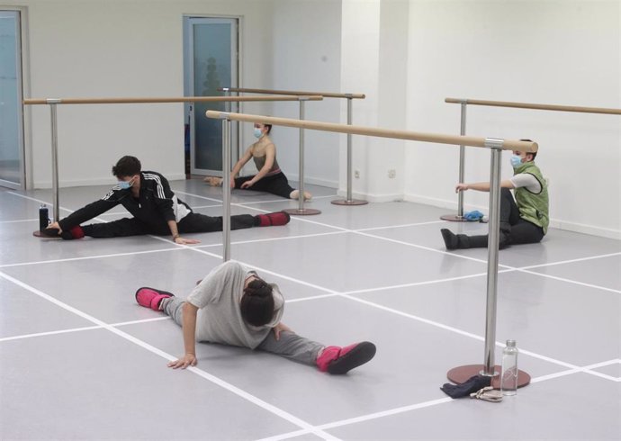 Varios bailarines ensayan en una de las salas de la Escuela profesional de Danza y Ballet José Antonio Checa Ballet (JACBALLET) pocos días después de su apertura tras el parón por el coronavirus. En Madrid (España), a 16 de junio de 2020.