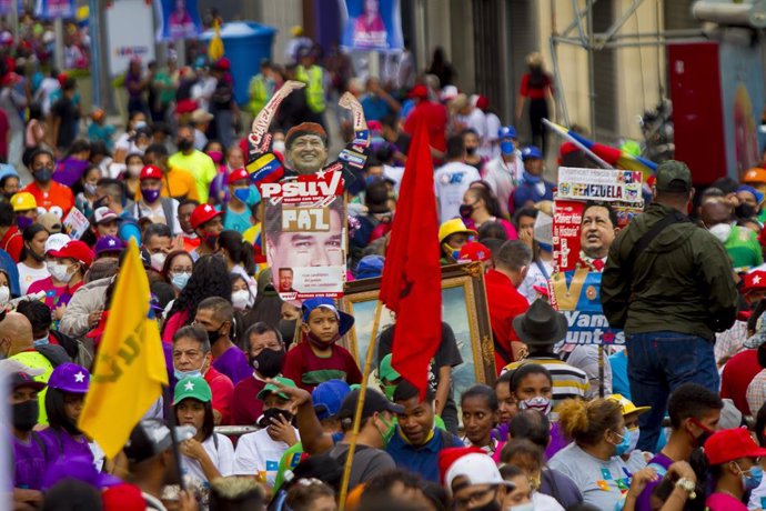 03 December 2020, Venezuela, Caracas: Supporters of Venezuelan President Nicolas Maduro take part in a rally ahead of the controversial general election scheduled to take place on 06 December 2020 in the politically deeply divided South American country