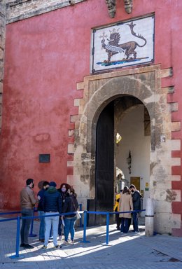 Visitantes esperan para acceder al Alcázar